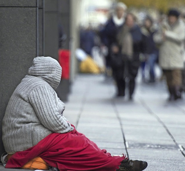 Obdachlosen  bleibt manchmal  nur die Strae als Lebensraum.   | Foto: Daniel Naupold/DPA