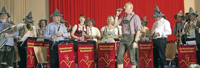 Premiere mit neuen Filzhten, die sie ...ten sich die Dinkelberger Musikanten.   | Foto: Vera Winter