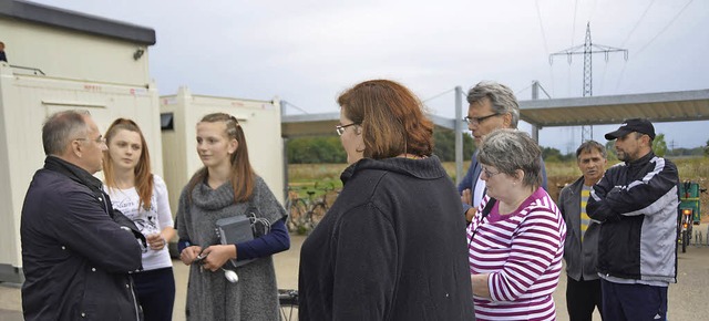 Der SPD-Integrationsbeauftragte Josip ...aft (Mitte) fhrte durch die Anlage.    | Foto: Langelott