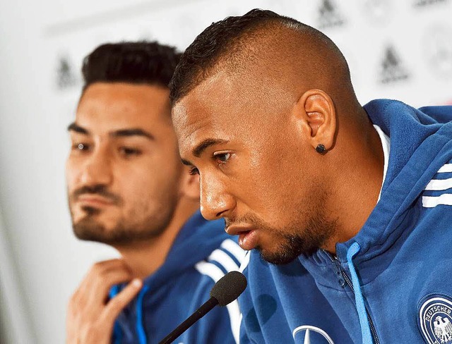 In Abwesenheit von Chefcoach Lw und &... Gndogan (links) und Jrme Boateng.   | Foto: dpa