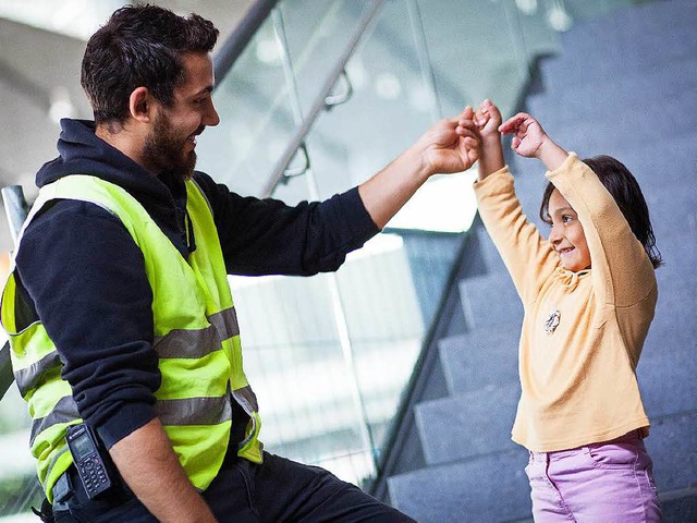 Flchtlinge ziehen in Messehalle ein.  | Foto: dpa