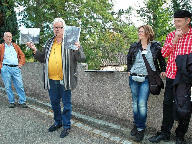Ulrich Tromm prsentiert bei seiner F...istorische Fotos der Grenzbefestigung.  | Foto: Regine Ounas-Krusel