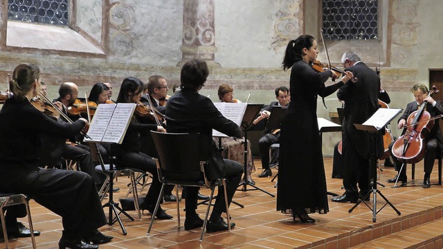 Die Bayerische Kammerphilharmonie und ...skirche mit Mozarts  Violinkonzerten.   | Foto: Dorothee Philipp