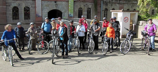 Die Teilnehmer der Fahrradexkursion de...auf der Festungsstrae von Straburg.   | Foto: Privat