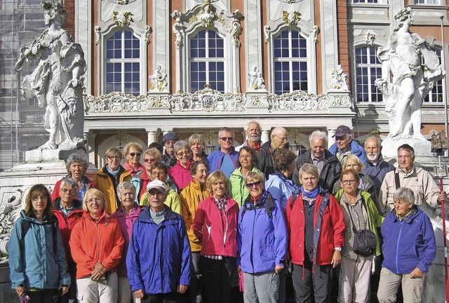 Die Teilnehmer des Schwarzwaldverein L...r dem krfrstlichen Palais in Trier.   | Foto: Privat