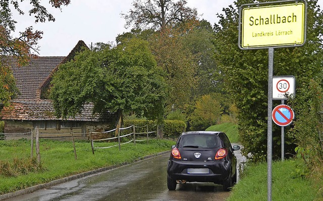Fast alle Autofahrer fahren zu schnell nach Schallbach hinein.   | Foto: Maier