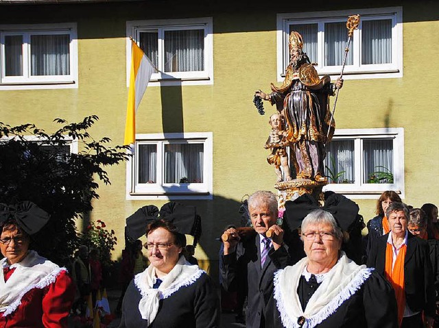 Die barocke Statue des heiligen Remigi...r Prozession durch Merdingen getragen.  | Foto: Manfred Frietsch