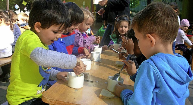 <BZ-FotoAnlauf>Kindergarten St. Josef:...ten und verspeisten ihre Gemsesuppe.   | Foto: privat