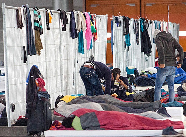 Flchtlinge in Halle 1   | Foto: dpa