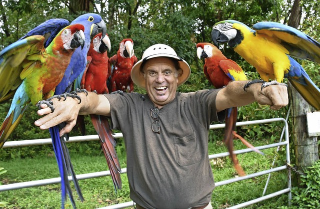 Bud Clifton liebt seine Papageien und sie lieben ihn.   | Foto: dpa