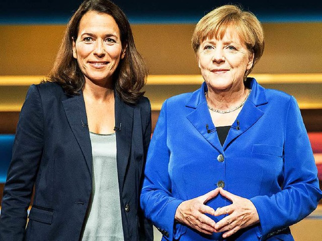 Die Will, die Merkel und die Raute: Pressefoto von der ARD-Sendung.  | Foto: dpa