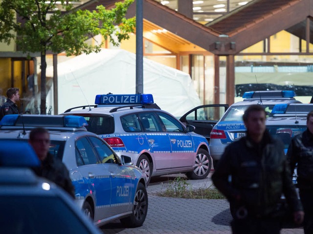 Polizeieinsatz vor einer  Erstaufnahmestelle in Hamburg-Bergedorf.  | Foto: dpa