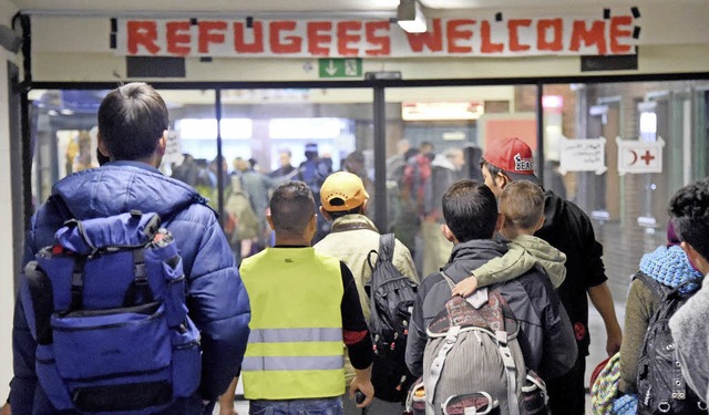 Ehrenamtliche helfen Flüchtlingen beim...dabei brauchen auch sie Unterstützung. | Foto: dpa/Privat Ehrenamtliche helfen Flüchtlingen beim...dabei brauchen auch sie Unterstützung. | Foto: dpa/Privat