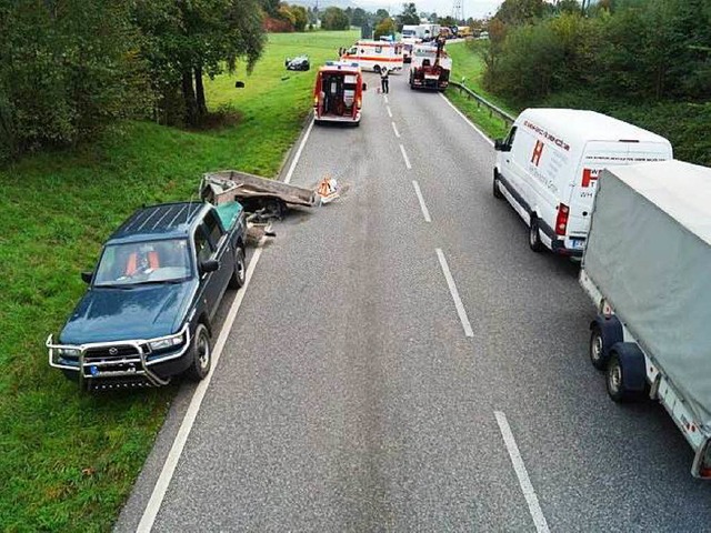 Am Donnerstagmorgen war die Bundesstrae 317 nach diesem Unfall voll gesperrt.   | Foto: Polizeiprsidium