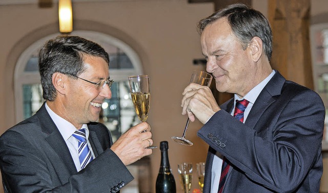 Stieen mit Rieslingsekt auf das Diens...etz (links) und Landrat Frank Scherer.  | Foto: Olaf Michel