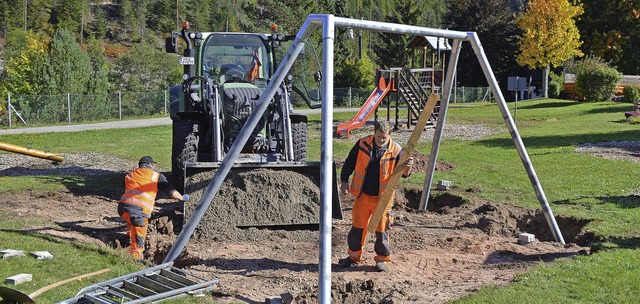 Eine neue Schaukel wird auf dem Spielplatz in Friedenweiler aufgestellt.   | Foto: Liane Schilling