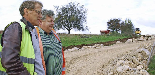 Peter Schneider und Dieter Bollinger (...ten am Erdlos Minseln in Augenschein.   | Foto: Ralf Staub