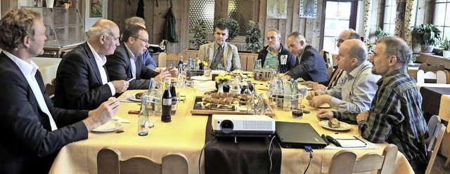 Alexander Schoch (Zweiter v. links) un...er Brgergenossenschaft ins Gesprch.   | Foto: ZVG