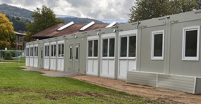 Hinter der Sporthalle steht die Containeranlage fr die provisorische Kita.  | Foto: Andrea Gallien