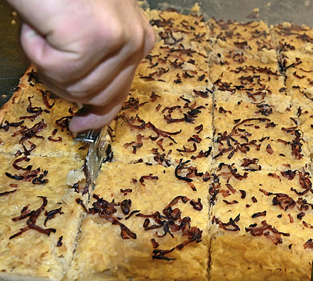 Bei den Hocks im Herbst wird Zwiebelkuchen serviert   | Foto: BZ