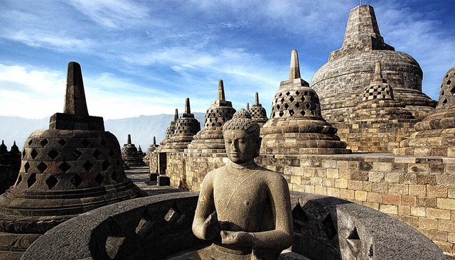 Ein steinerner Buddha in der Tempelanlage Borobudur  | Foto: dpa