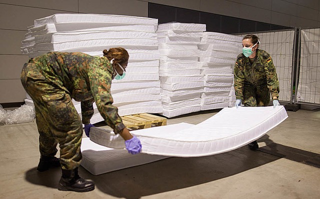 Die Truppe hilft in der Flchtlingskrise, Reservisten koordinieren.  | Foto: dpa