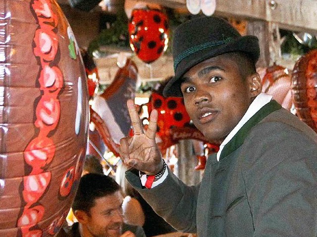 Auch ein  Tirolerhut steht ihm gut: Douglas Costa beim Einleben in Mnchen   | Foto: dpa