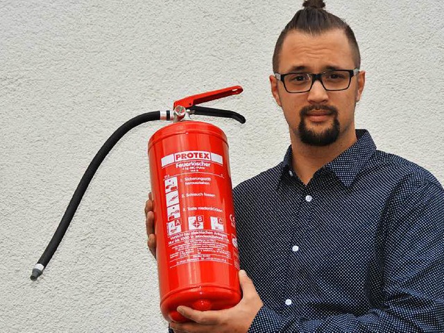 Greschner zeigt den Feuerlscher, den er benutzt hat.   | Foto: Lauber