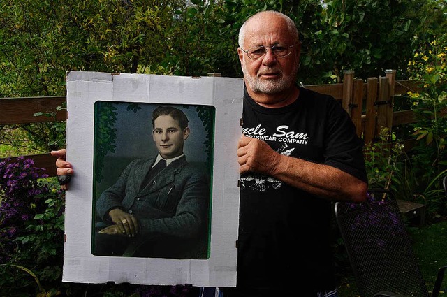 Peter Graf mit dem Bild seines von den...onalsozialisten  hingerichteten Vaters  | Foto: Martin Pfefferle
