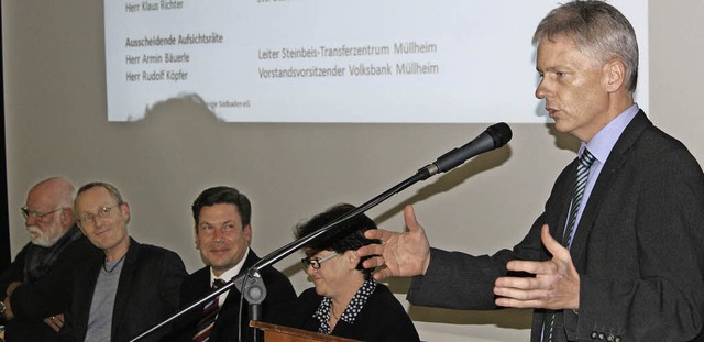 Staufens Brgermeister Michael Benitz spricht bei der BEGS-Generalversammlung.   | Foto: stephan gnther