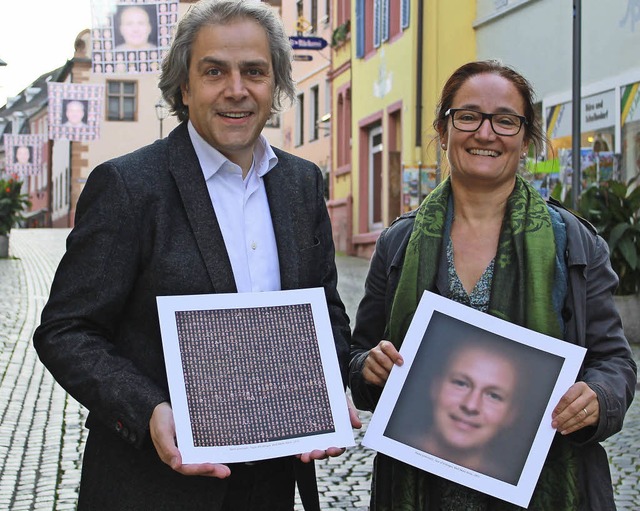 Wolfgang Koch und Grafikerin Monika Ha...ntieren den Kunstdruck zu Kunstaktion.  | Foto: Privat