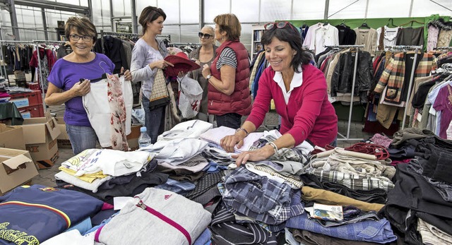 Auch auf dem  Flohmarkt kauft das Auge...orbereitungen in der Kleiderabteilung.  | Foto: Bernhard Rein