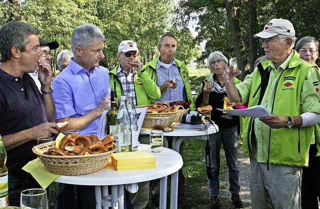 Friedel Hunger, Vorsitzender des Ortsv...ecke. Rechts das neue Wegweiserschild.  | Foto: Martina Faller
