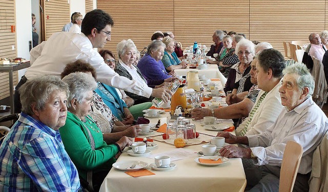 Senioren aus Feldkirch und Bremgarten ...fhrer des DRK-Ortsvereins, bedienen.   | Foto: Otmar Faller