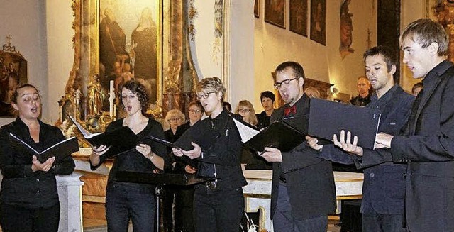 Dirigentin Nathalie Jaiser (links) mit...nen und -Sngern aus dem Kirchenchor.   | Foto: Anne Freyer