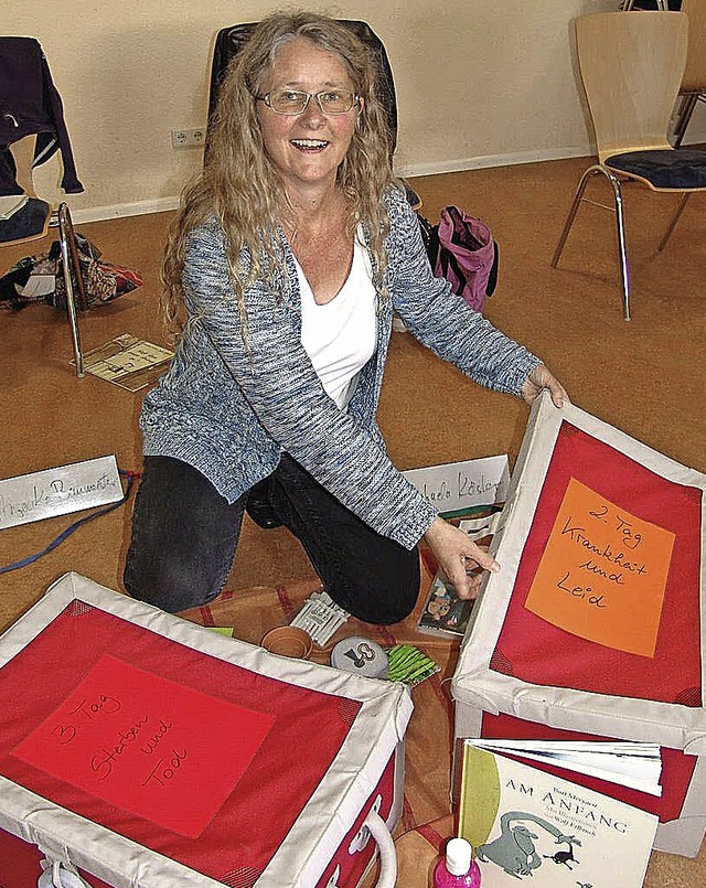 Nancy Herz mit  Material fr &#8222;Hospiz macht Schule&#8220;   | Foto: karin wortelkamp