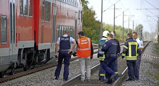 Bahnmitarbeiter und Polizei inspizierten den Schaden.   | Foto: Hubert Rderer