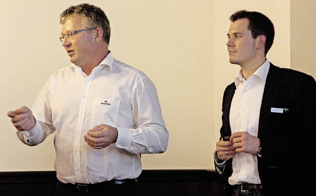 Klaus Nerz (links) und Jrg Bleile vom...ber das geplante Nahwrmenetz Im Tal.   | Foto: Jrn Kerckhoff/susanne Ehmann