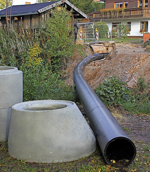 Das 40 Meter lange Rohr aus Polyethyle...isch bis zum neuen Baugebiet gezogen.   | Foto: G.  brichta