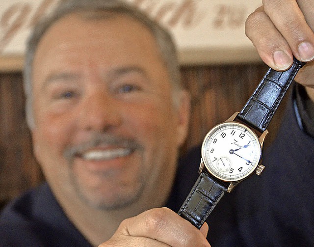 Klaus Jakob mit der zum Jubilum aufgelegten Jakob-Uhr.   | Foto: Nikolaus Trenz