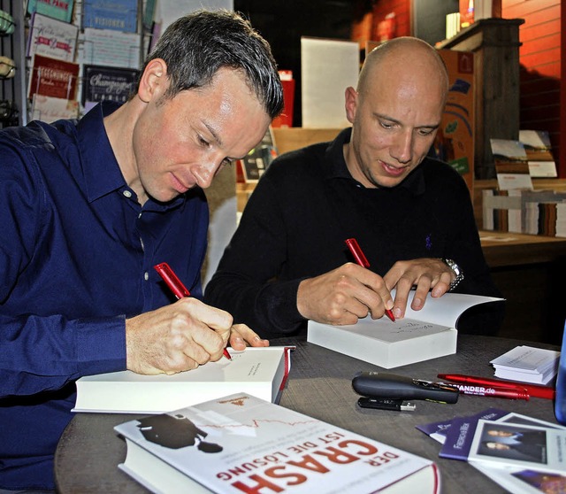 Marc Friedrich (links) und Matthias We...her in der Osianderschen Buchhandlung   | Foto: Thomas Loisl Mink