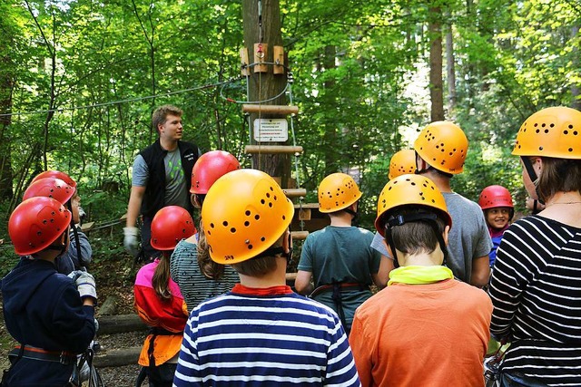 Gut zuhren: Sicherheitseinweisung in Bombach  | Foto: Anselm Buhoff