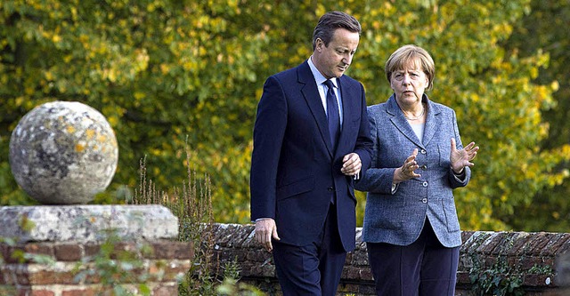 Spaziergang auf dem Landsitz: David Cameron und Angela Merkel   | Foto: AFP