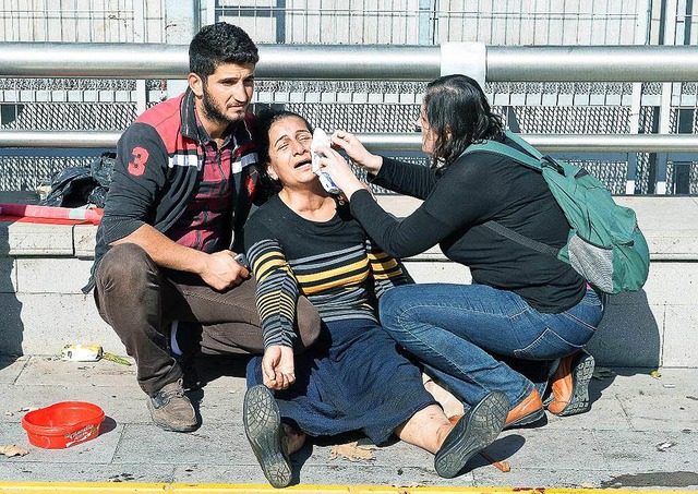 Der Anschlag am Hauptbahnhof von Ankara macht die Menschen fassungslos.  | Foto: AFP