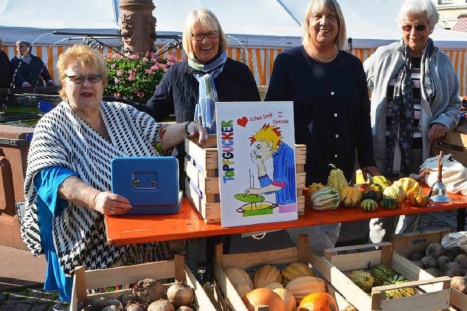 Auch für gute Zwecke wurde auf den Märkten verkauft: Den Auftakt bildeten die „Topfgucker“, die einmal in der Woche für Förderschüler kochen. (Foto: Sylvia-Karina Jahn) Auch für gute Zwecke wurde auf den Märkten verkauft: Den Auftakt bildeten die „Topfgucker“, die einmal in der Woche für Förderschüler kochen. (Foto: Sylvia-Karina Jahn)