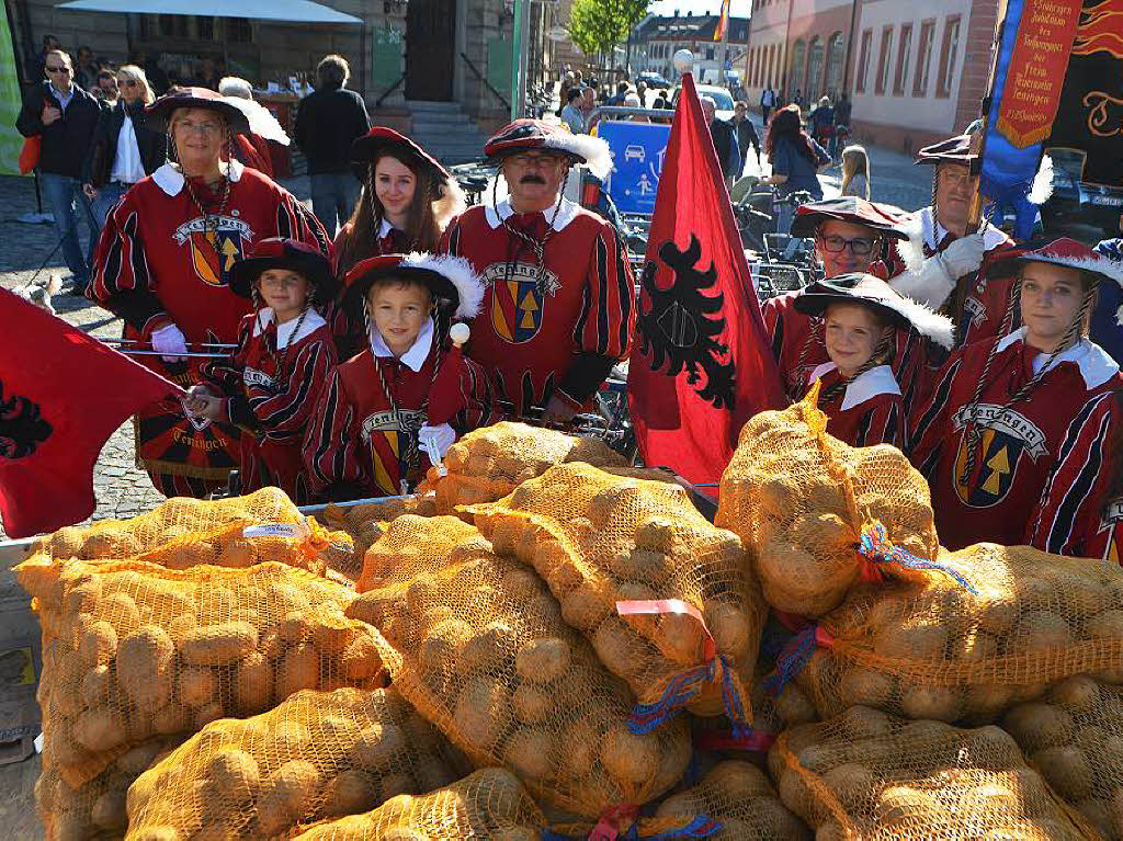 Fanfaren und Kartoffeln gehren zusammen – hier der Fanfarenzug Teningen auf dem Marktplatz