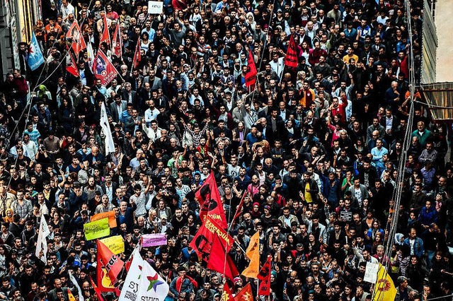 In  Istanbul gingen Tausende Menschen ...en mehrere Demonstrationszge statt...  | Foto: AFP