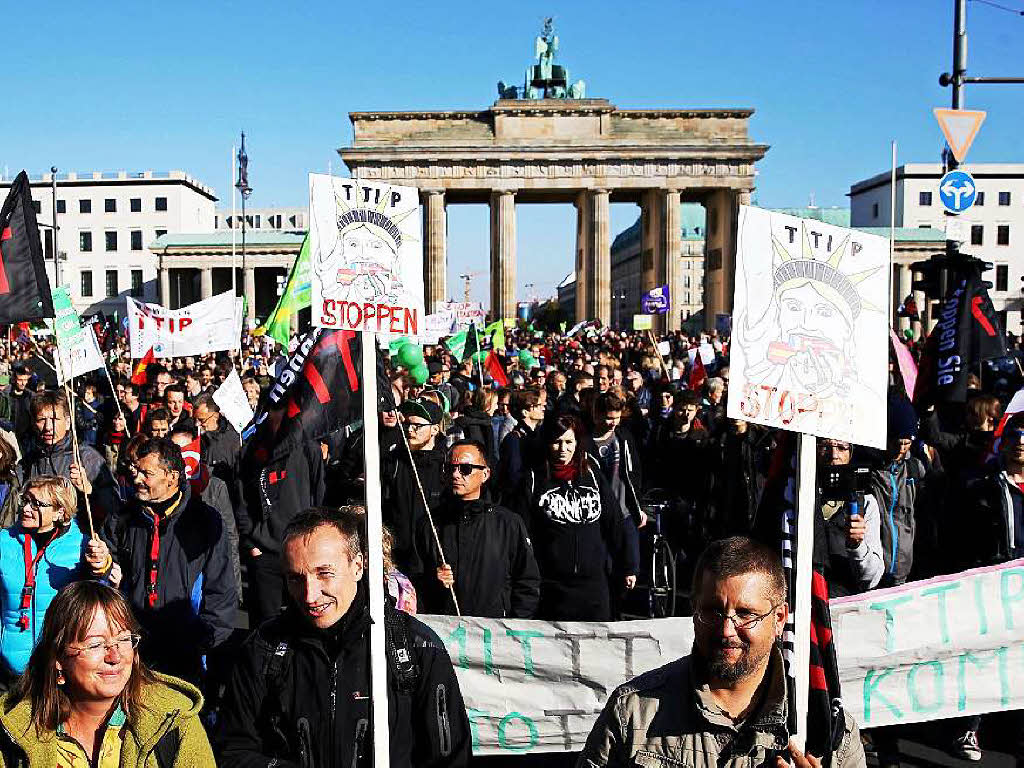 Es war eine der grten Demonstrationen der vergangenen Jahre in Deutschland: Mindestens 150 000 Menschen haben am Samstag in Berlin gegen die geplanten Freihandelsabkommen mit den USA und Kanada (TTIP und CETA) protestiert.