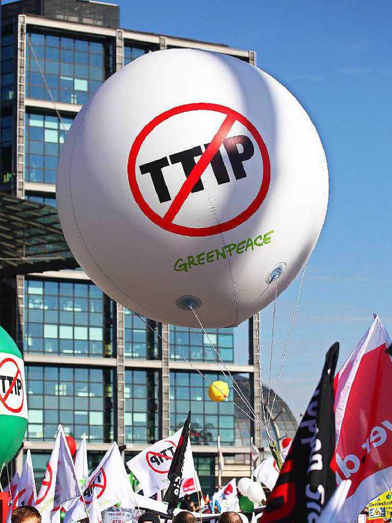 Sie fordern, die TTIP-Verhandlungen mit den USA zu stoppen und das mit Kanada verhandelte CETA-Abkommen nicht zu ratifizieren.