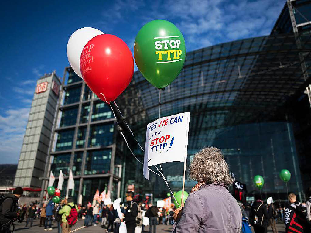Mindestens 150.000 Menschen protestieren in Berlin gegen TTIP